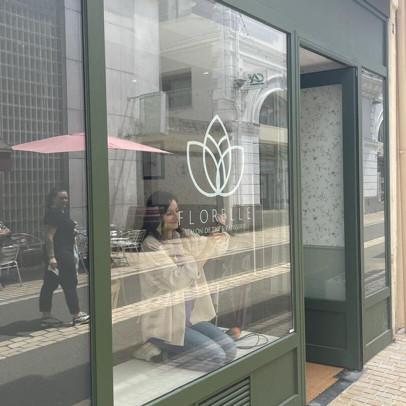 Pose de lettrage adhésif pour l'enseigne du Salon de Thé Florelle : Élégance et Tradition à l’Anglaise